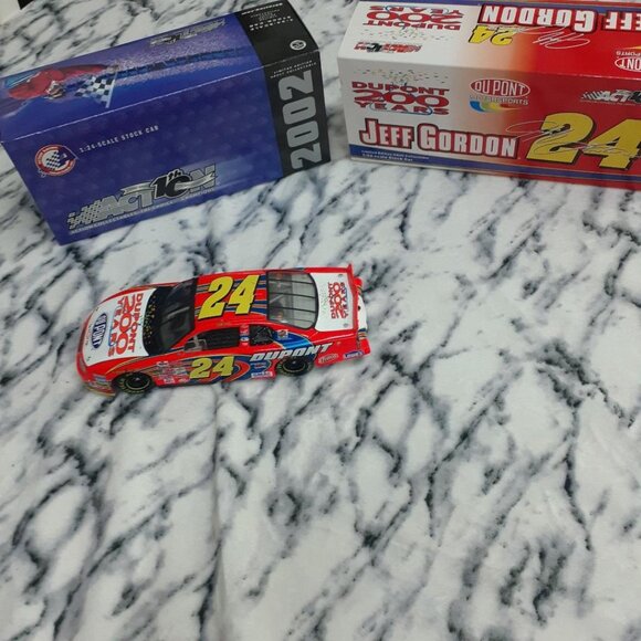 Jeff Gordon #24 Dupont 200 Years NASCAR Diecast 1:24 Scale Action Collectables - Picture 1 of 7
